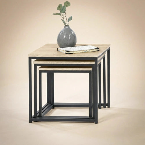 Lot de 3 tables basses gigognes carrées industrielles – Bois clair & métal noir 35/40/45 cm