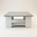 Table basse carrée blanche plateau effet béton avec étagère 70 cm